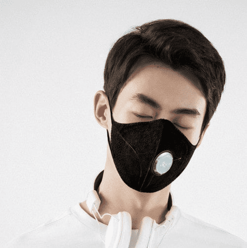 Пример ношения маски-респиратора AirPOP